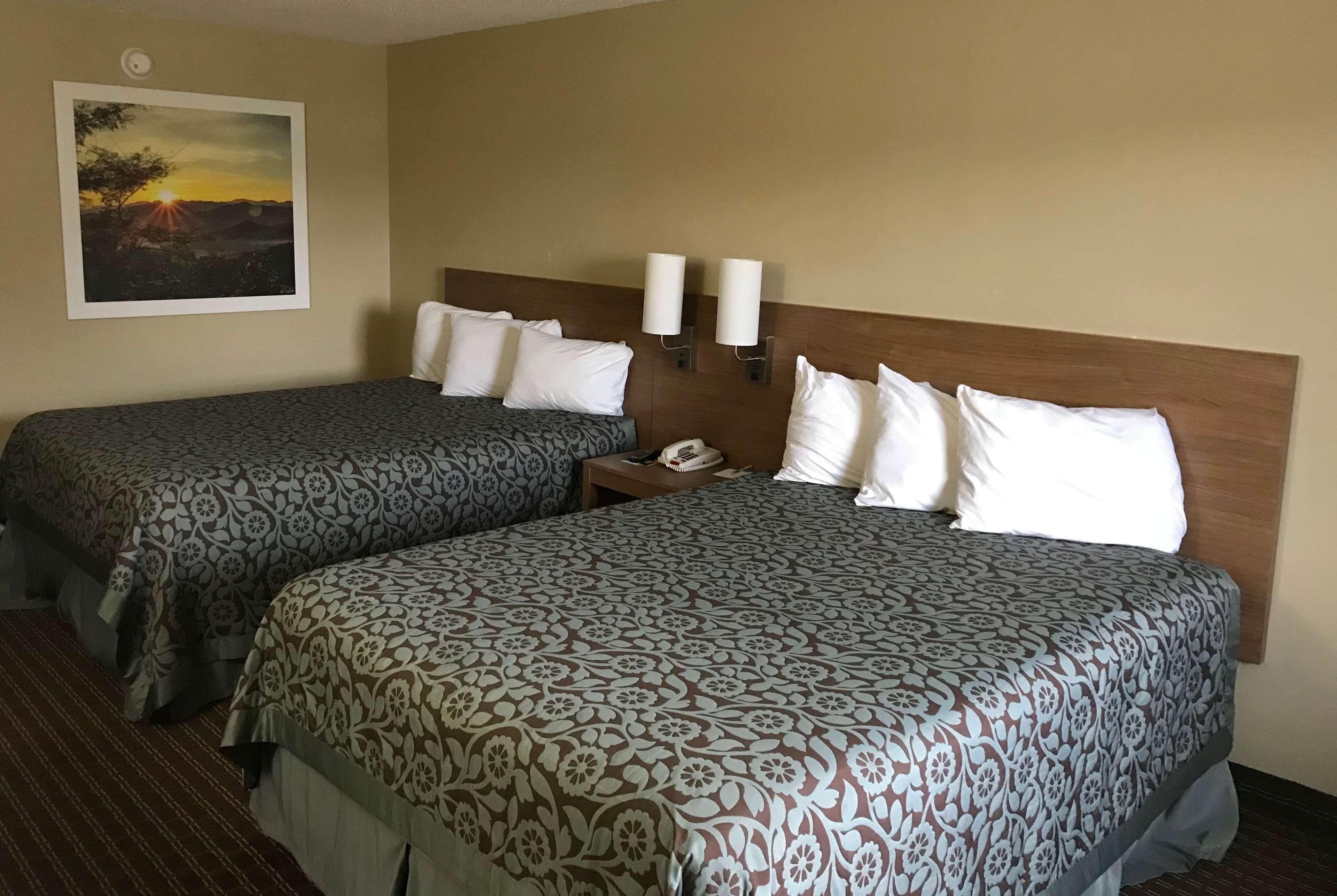 Days Inn By Wyndham Lexington-Columbia Buitenkant foto