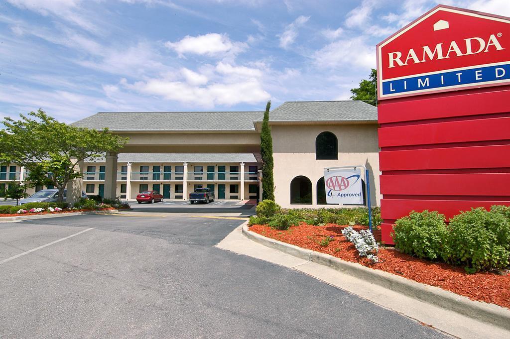 Days Inn By Wyndham Lexington-Columbia Buitenkant foto
