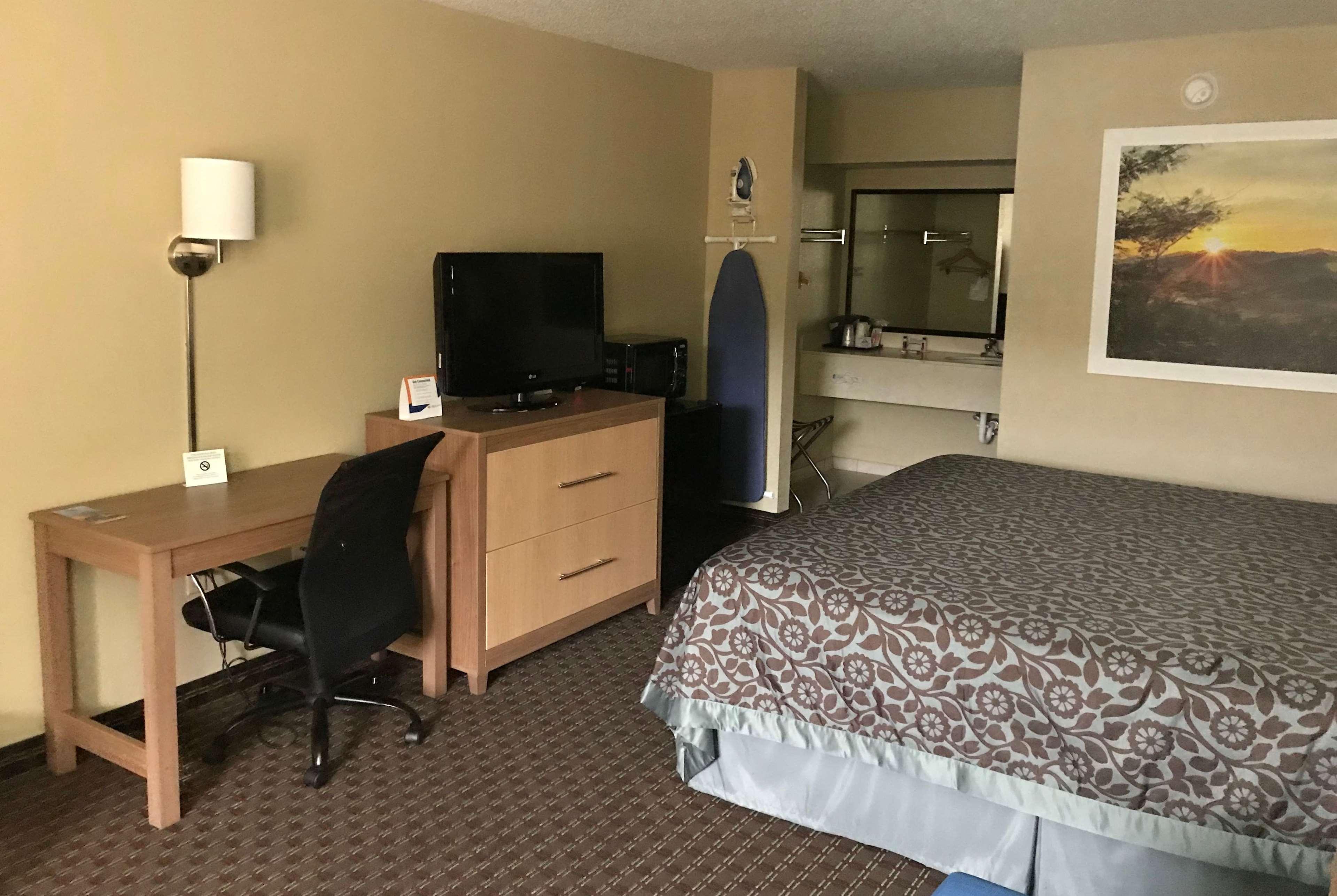 Days Inn By Wyndham Lexington-Columbia Buitenkant foto
