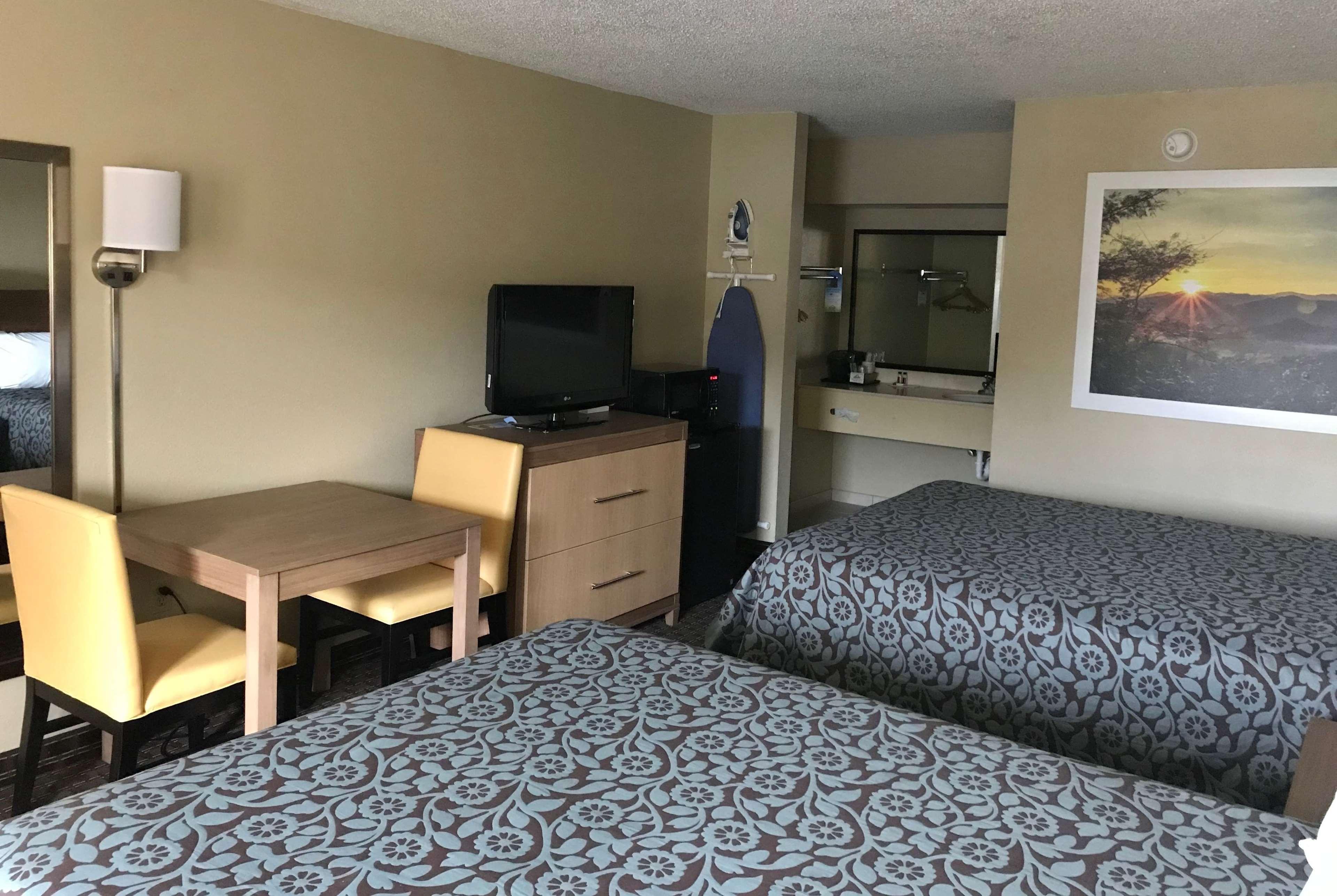 Days Inn By Wyndham Lexington-Columbia Buitenkant foto