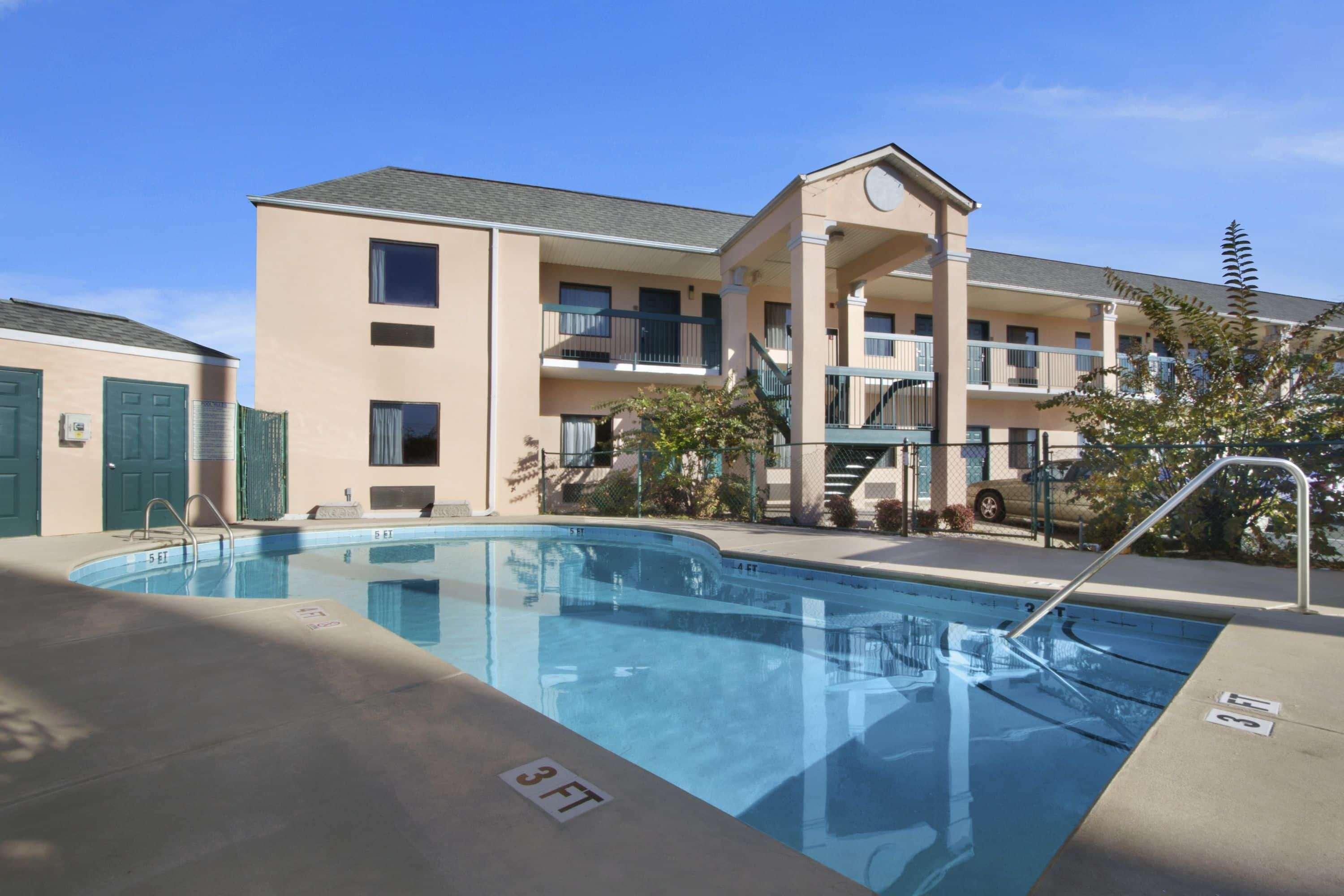 Days Inn By Wyndham Lexington-Columbia Buitenkant foto