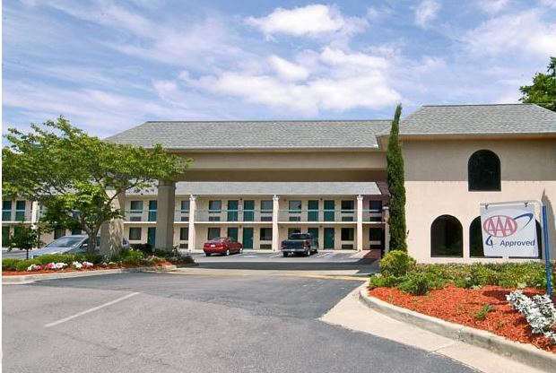 Days Inn By Wyndham Lexington-Columbia Buitenkant foto